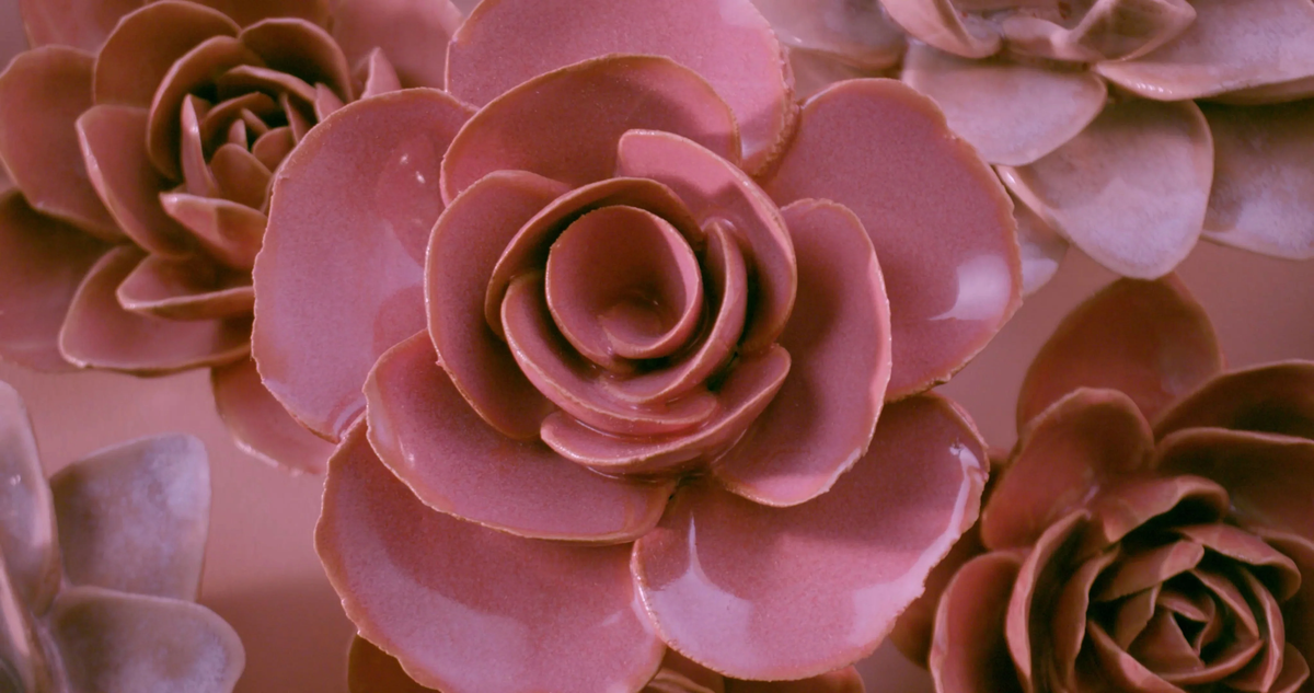 Spinning ceramic flowers in various sizes