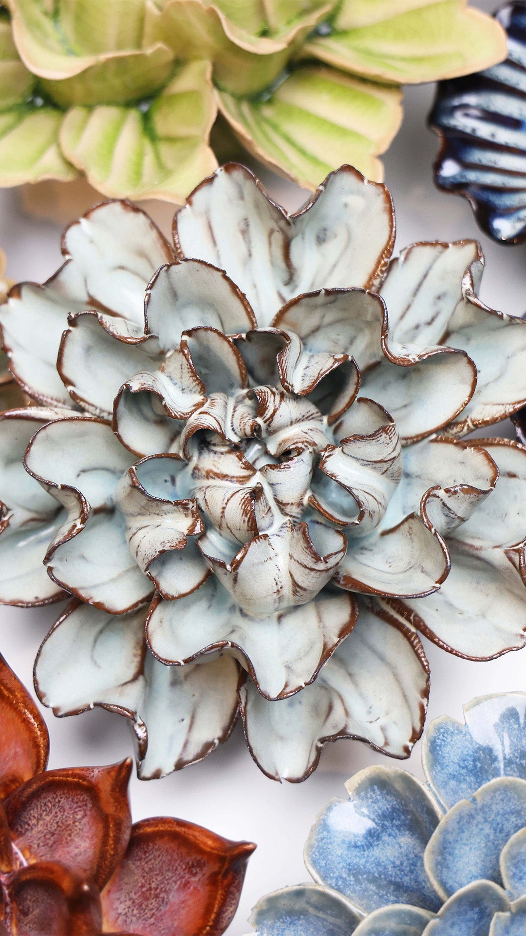 フラワー Flower Wall Decor: Ceramic Medium Chocolate Mint Art Piece – Chive